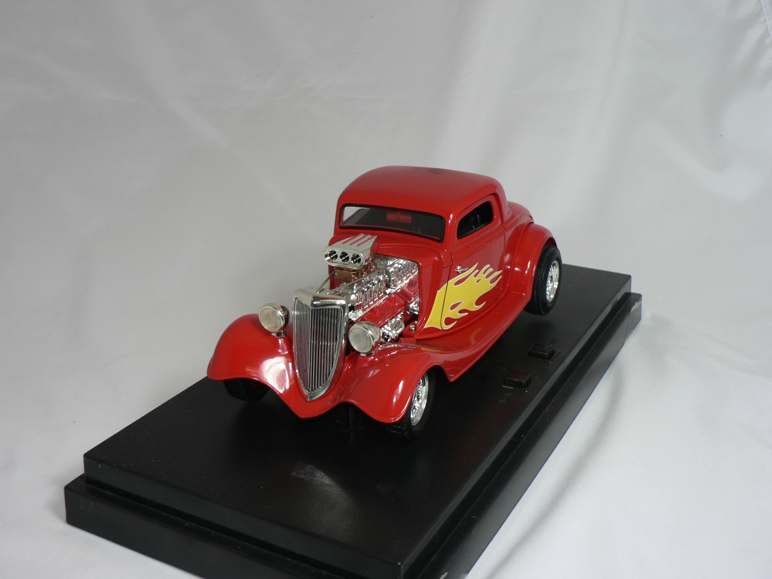 Ford  Hot Rod  -1934  Ertl 1:18 ( Fungerande Motor ljud o Lampor )