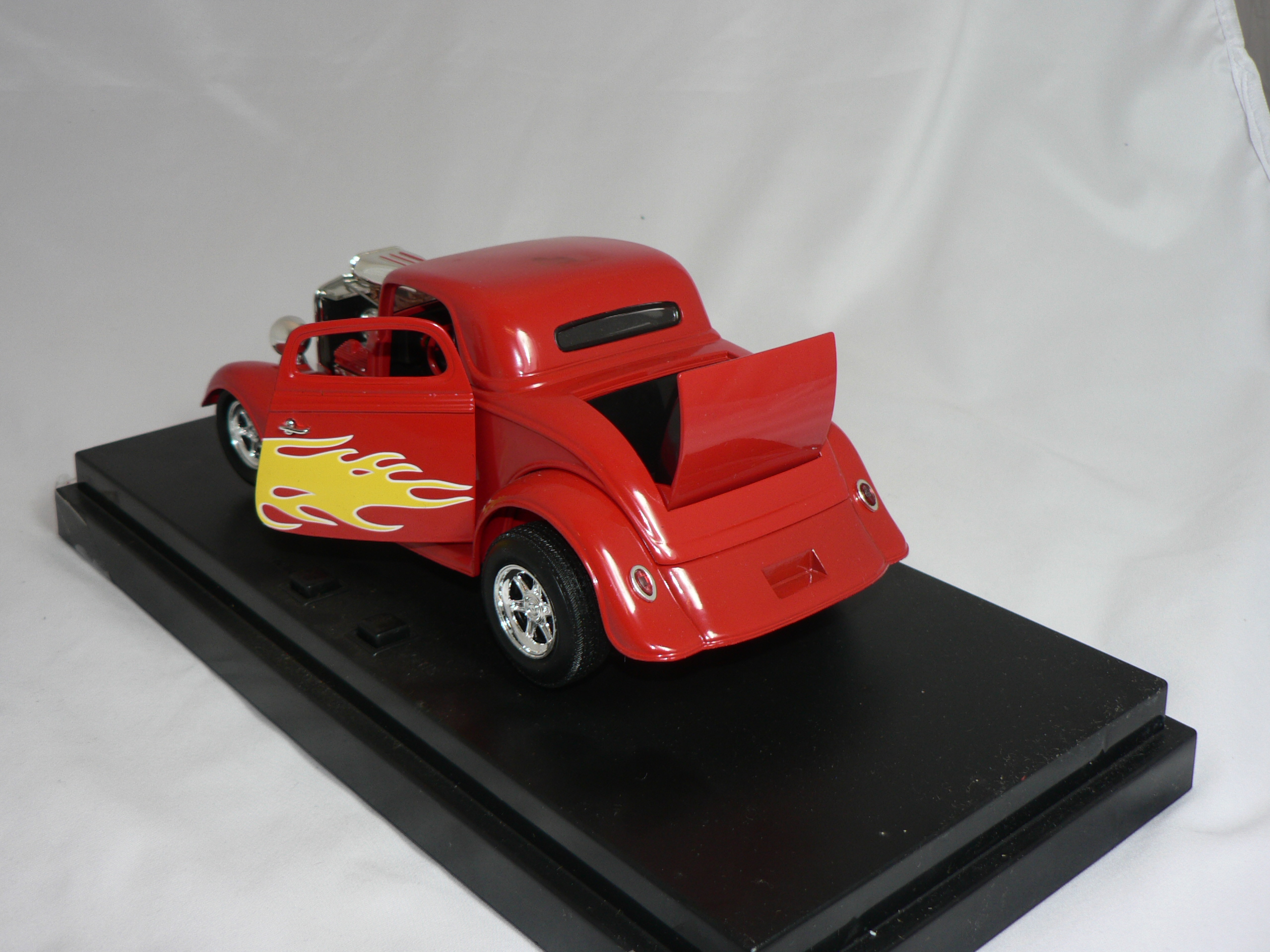 Ford  Hot Rod  -1934  Ertl 1:18 ( Fungerande Motor ljud o Lampor ) - 4