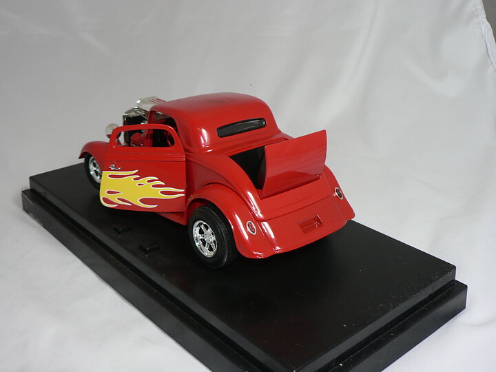 Ford  Hot Rod  -1934  Ertl 1:18 ( Fungerande Motor ljud o Lampor )
