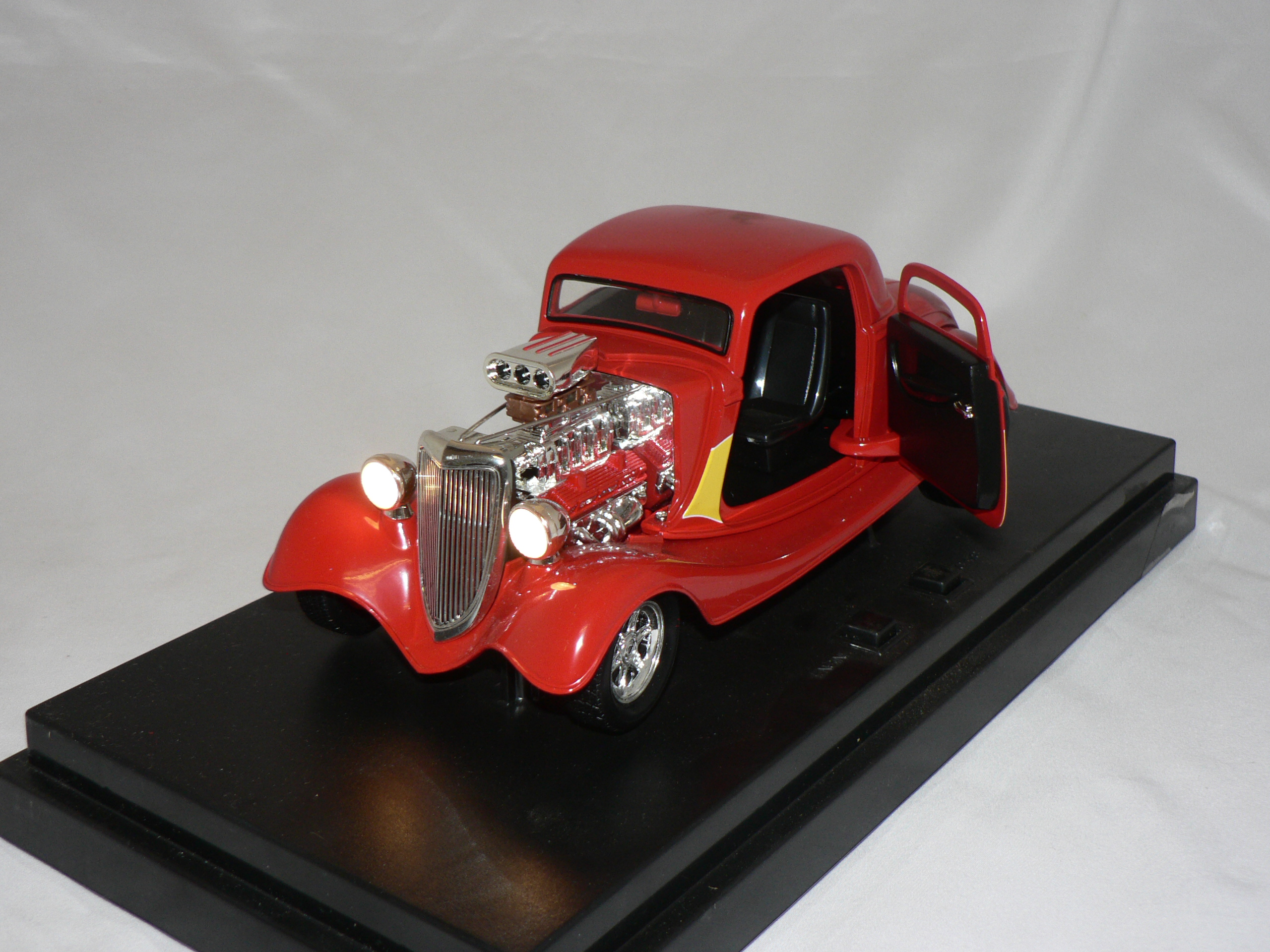 Ford  Hot Rod  -1934  Ertl 1:18 ( Fungerande Motor ljud o Lampor ) - 5