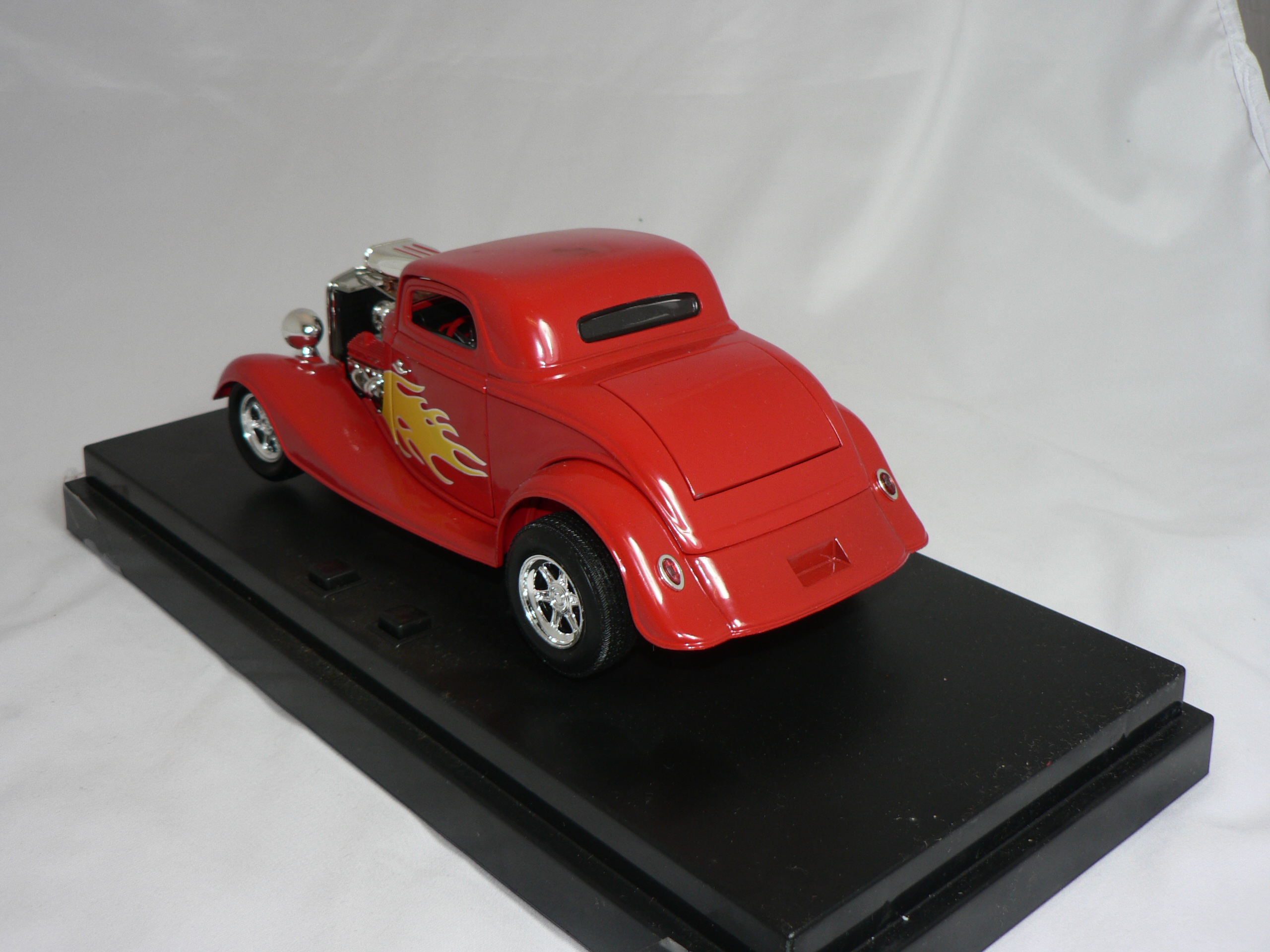 Ford  Hot Rod  -1934  Ertl 1:18 ( Fungerande Motor ljud o Lampor ) - 2