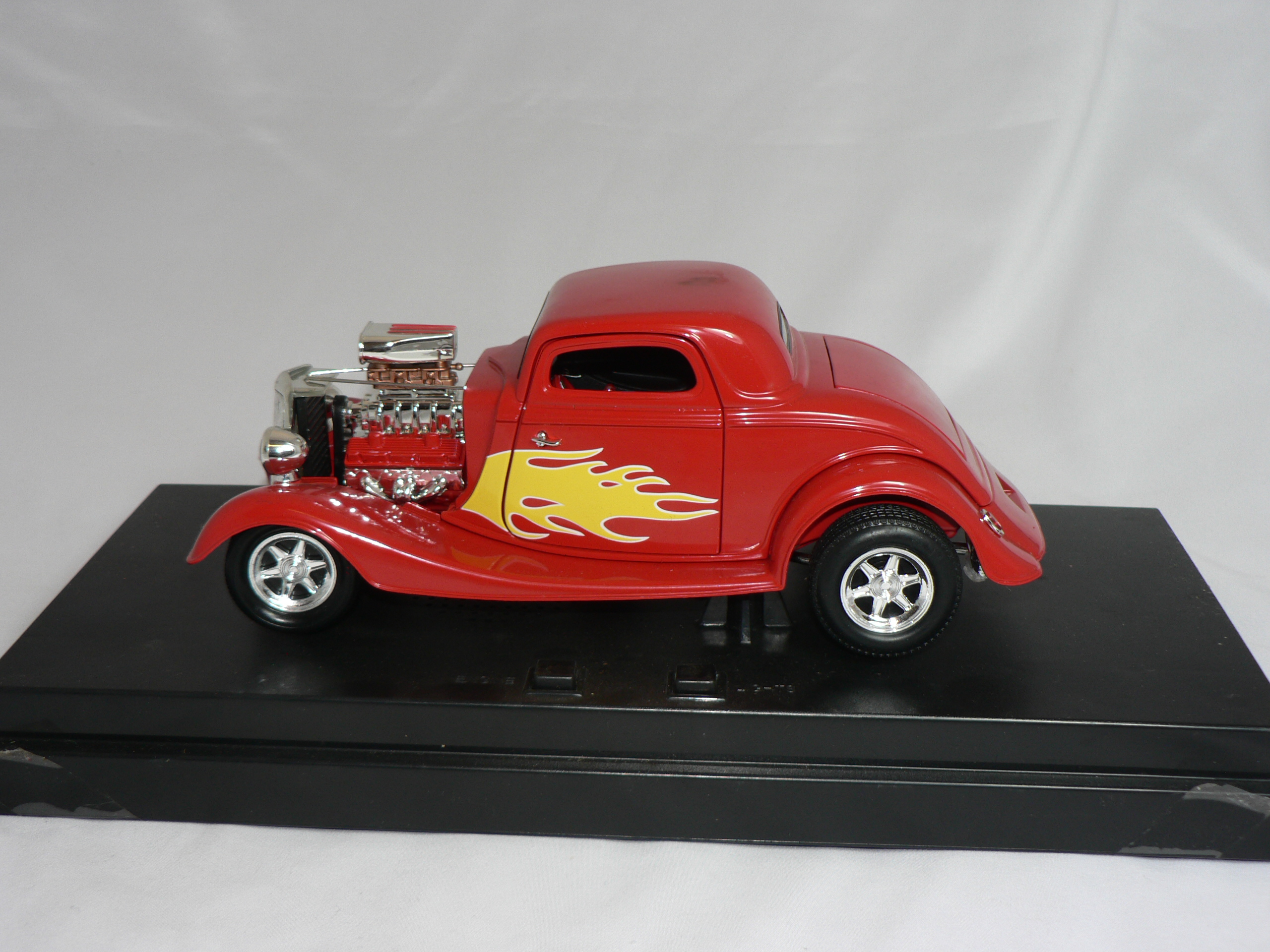 Ford  Hot Rod  -1934  Ertl 1:18 ( Fungerande Motor ljud o Lampor ) - 3