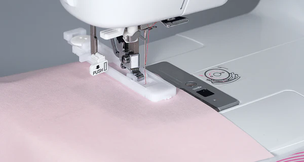 JUKI HZL-353. Stark mekanisk symaskin med 7 matarrader, LED-belysning och nålpåträdare. - 4
