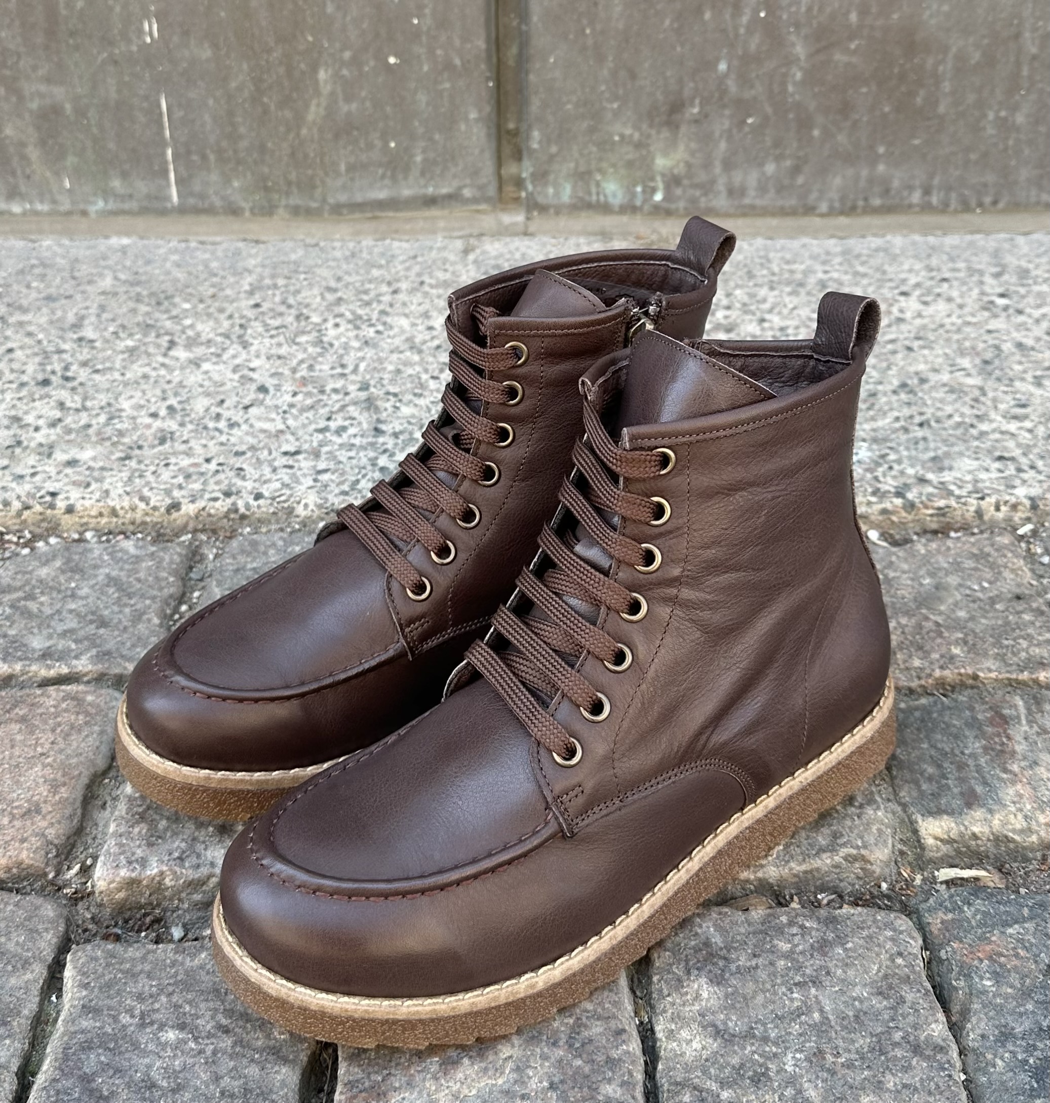  Charlotte of Swedens skinnkängor  High Top med gummisula, mörkbrun