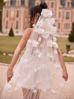 Slöja med  lösa 3D blommor 300 cm 