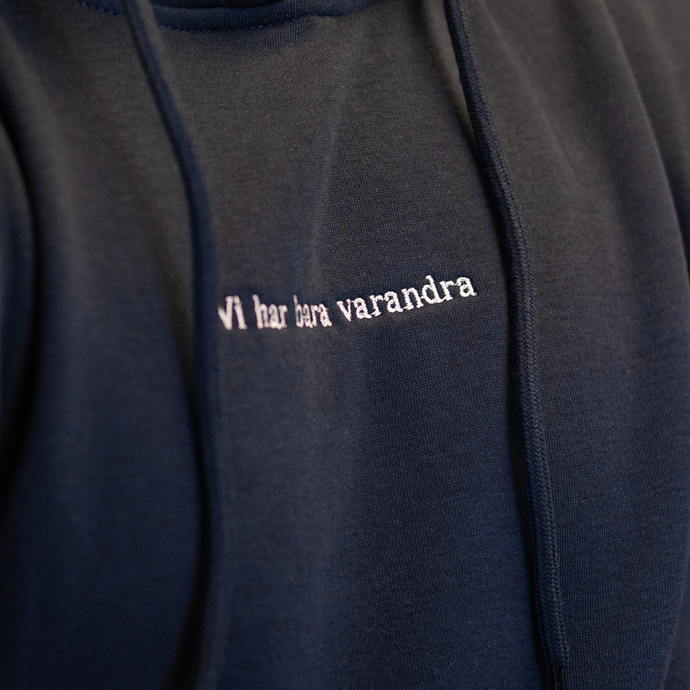 Hoodie Marinblå "Vi har bara varandra" - 3