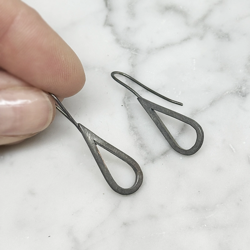 Silver earring H2O oxidised - 2