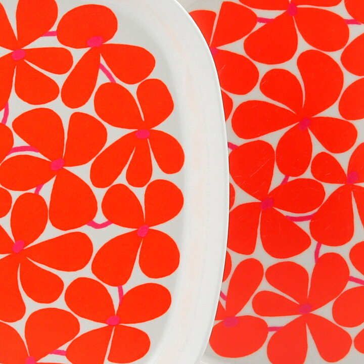 Stig Lindberg (Balett 1967) Three Plastic Plates with Red Flower Decor 17 cm (1)