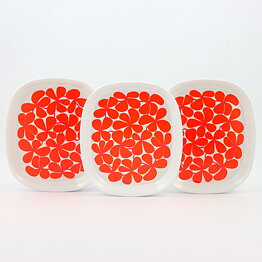 Stig Lindberg (Balett 1967) Three Plastic Plates with Red Flower Decor 17 cm (2)
