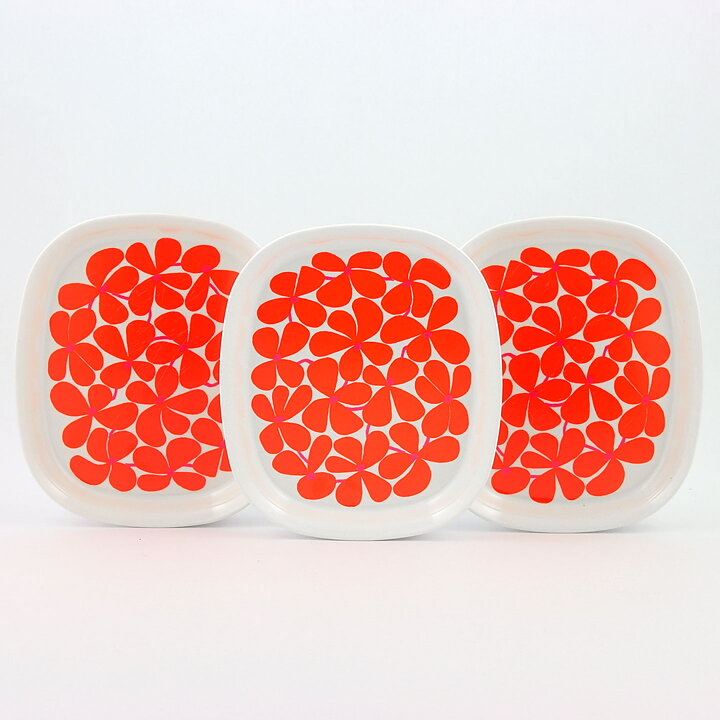 Stig Lindberg (Balett 1967) Three Plastic Plates with Red Flower Decor 17 cm (2)
