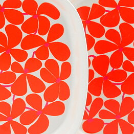 Stig Lindberg (Balett 1967) Three Plastic Plates with Red Flower Decor 17 cm (2)