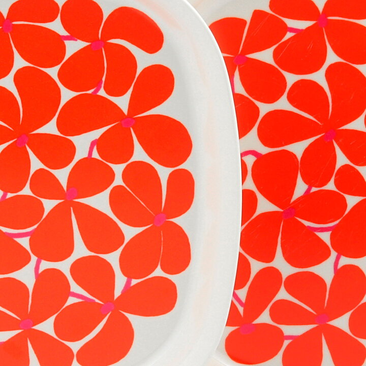 Stig Lindberg (Balett 1967) Three Plastic Plates with Red Flower Decor 17 cm (2)