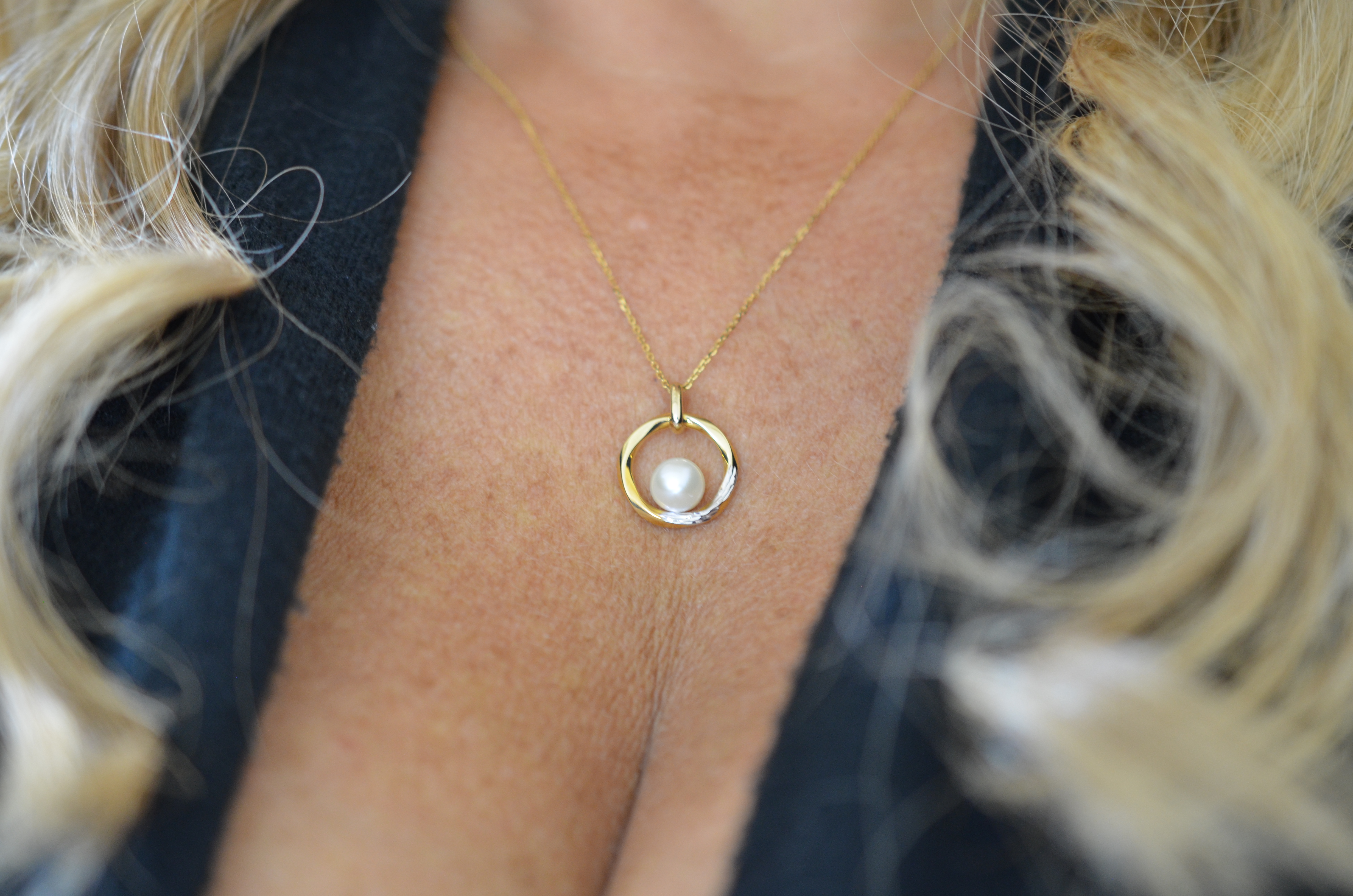 18k Necklace with cultured freshwater pearl - 3