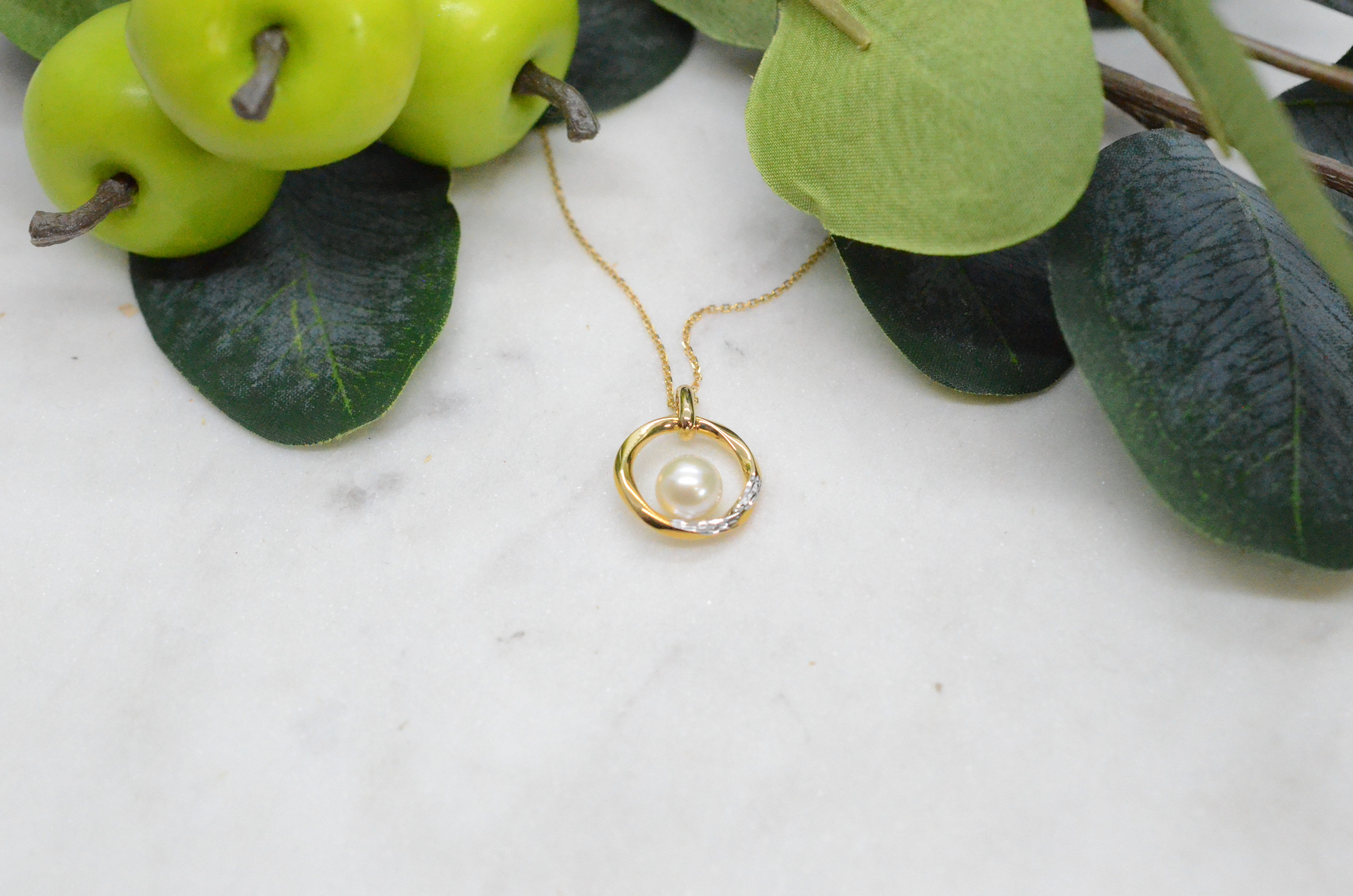 18k Necklace with cultured freshwater pearl