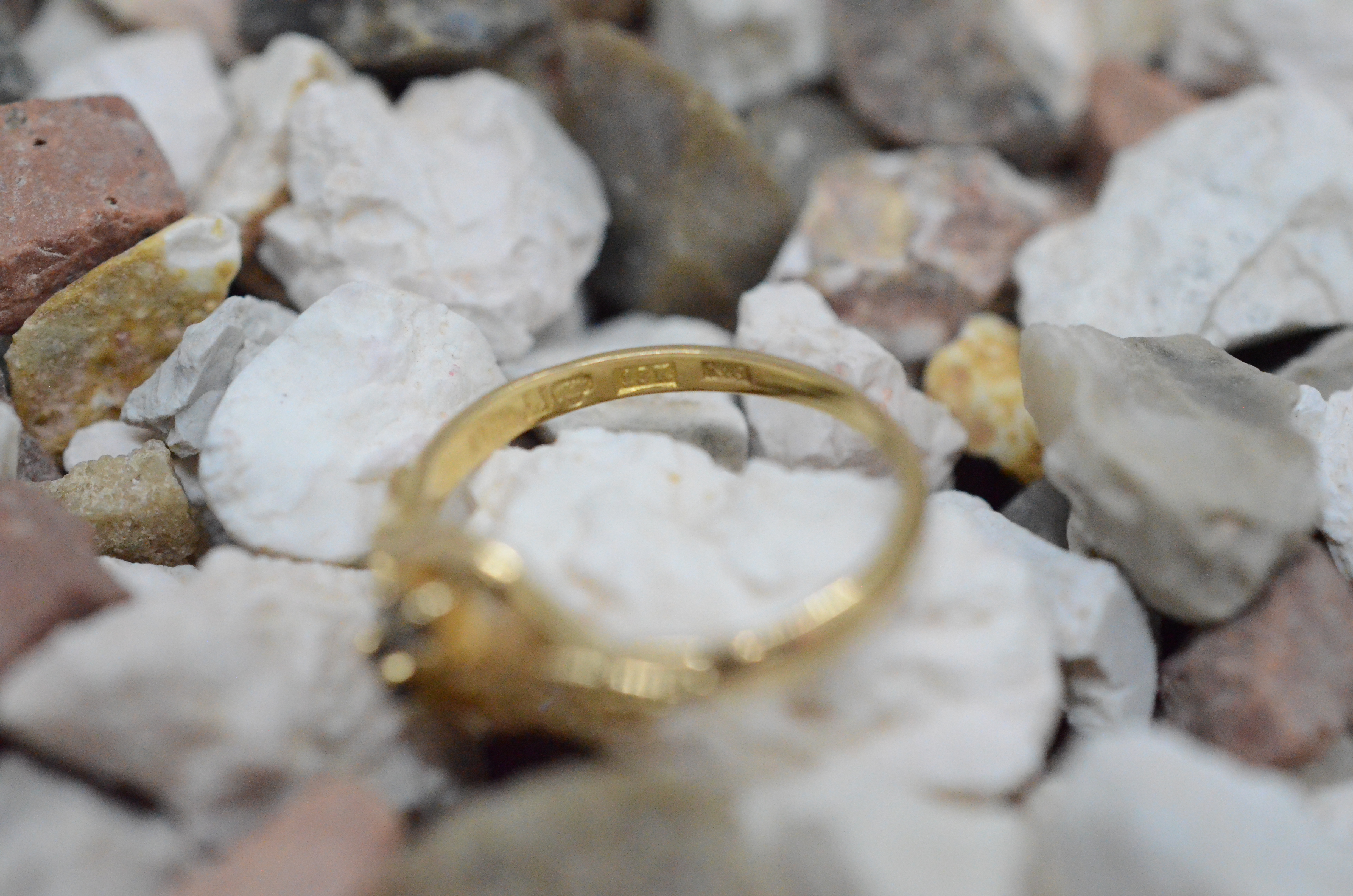 Vintage 18k ring med diamanter och blå stenar - 3