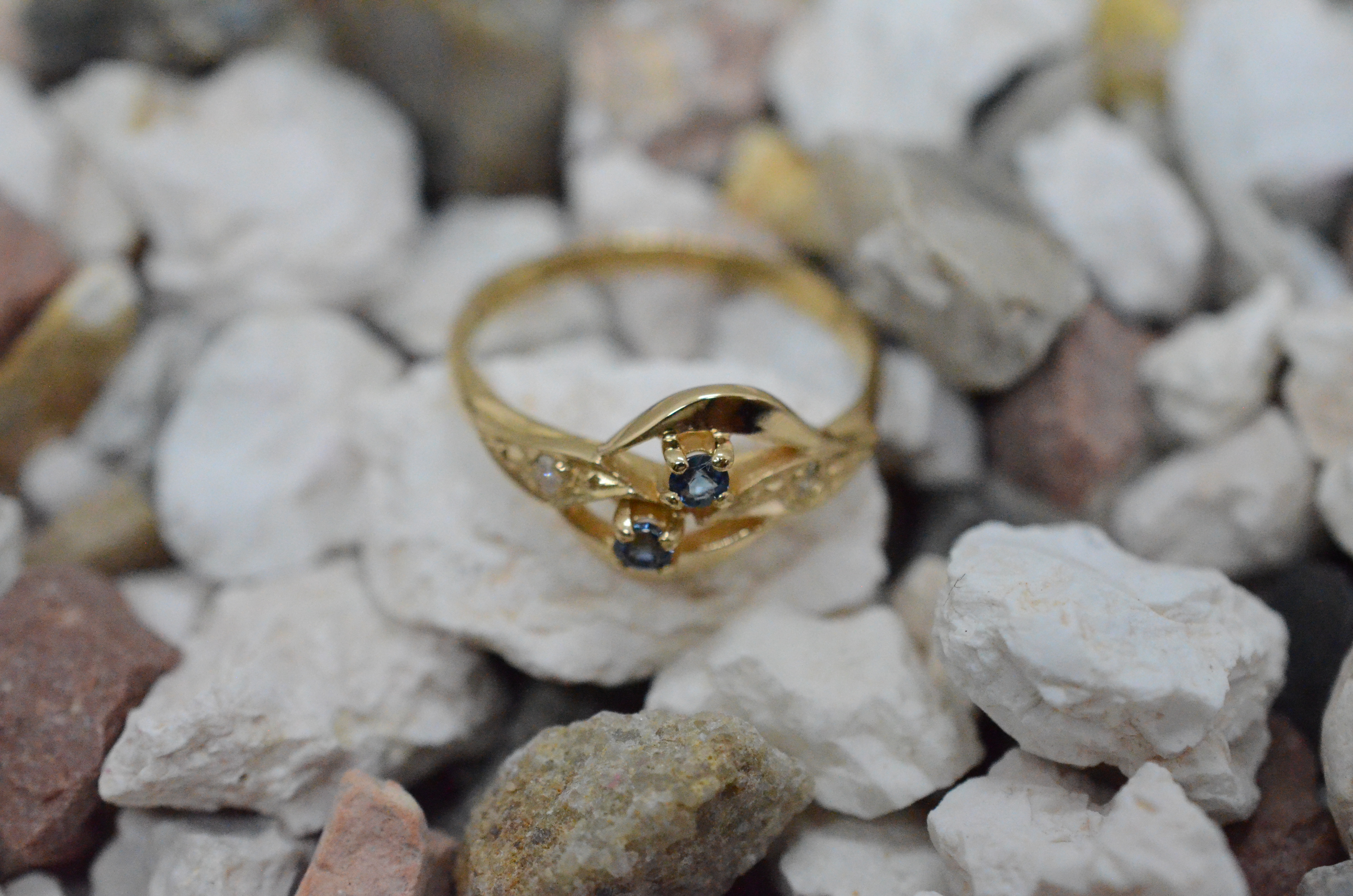 Vintage 18k ring med diamanter och blå stenar - 2