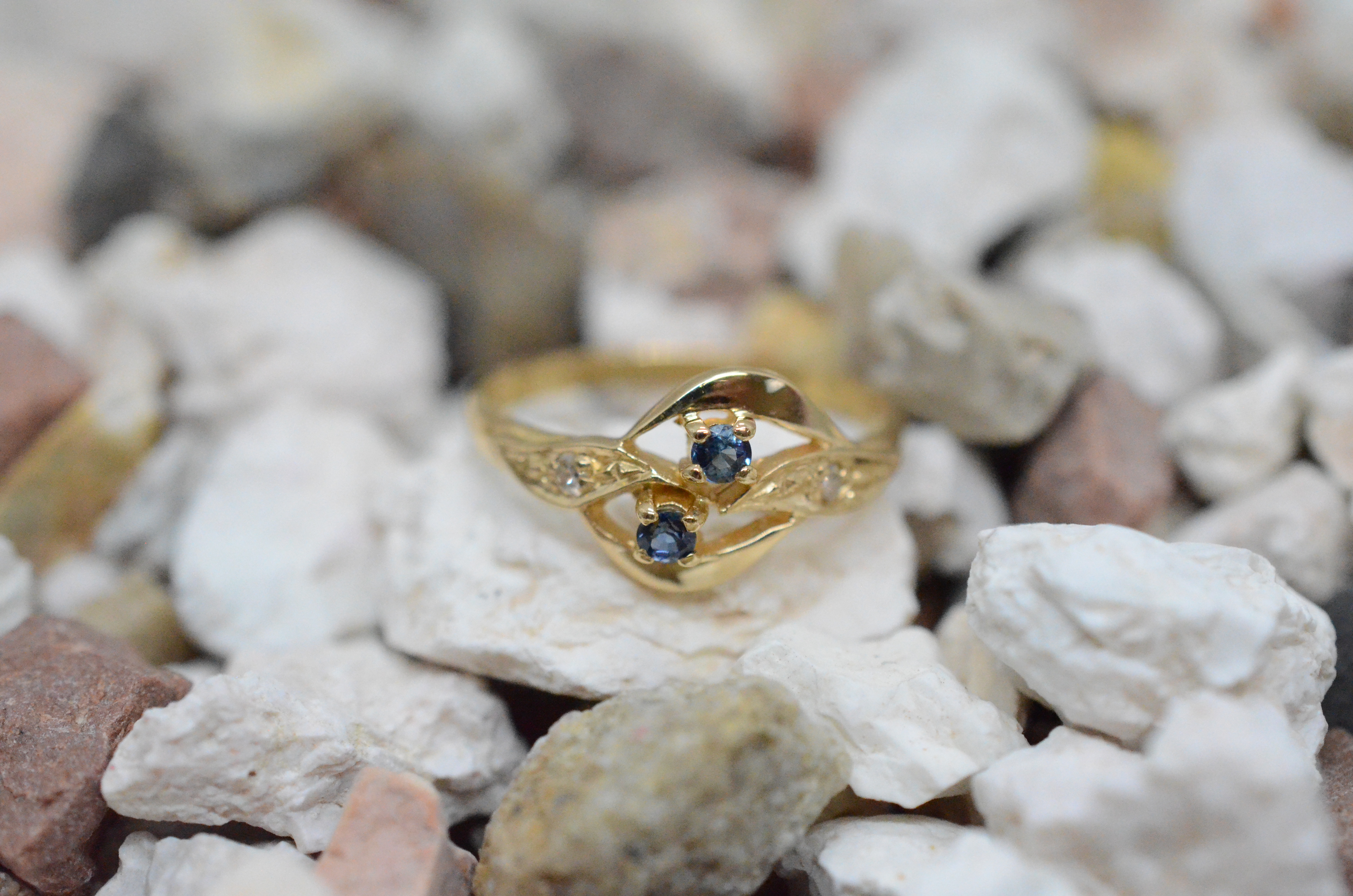 Vintage 18k ring with diamonds and blue stones