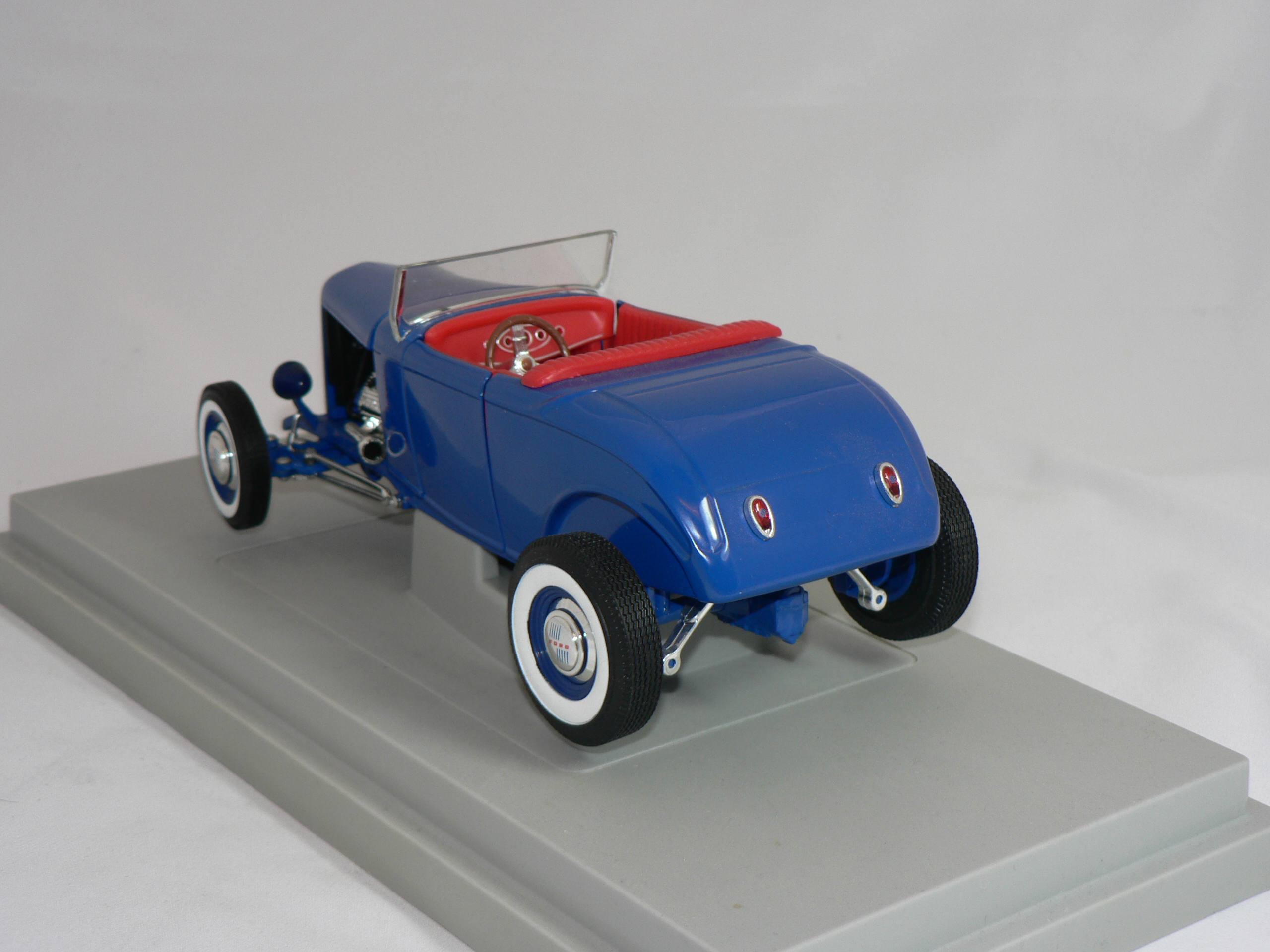 Ford  Rod 1932 ( Cruisin Series ) + 3 Figurer 1:18 Ertl - 3