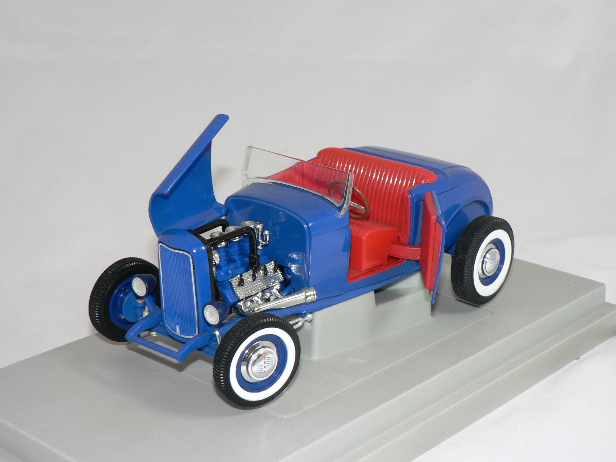 Ford  Rod 1932 ( Cruisin Series ) + 3 Figurer 1:18 Ertl - 4