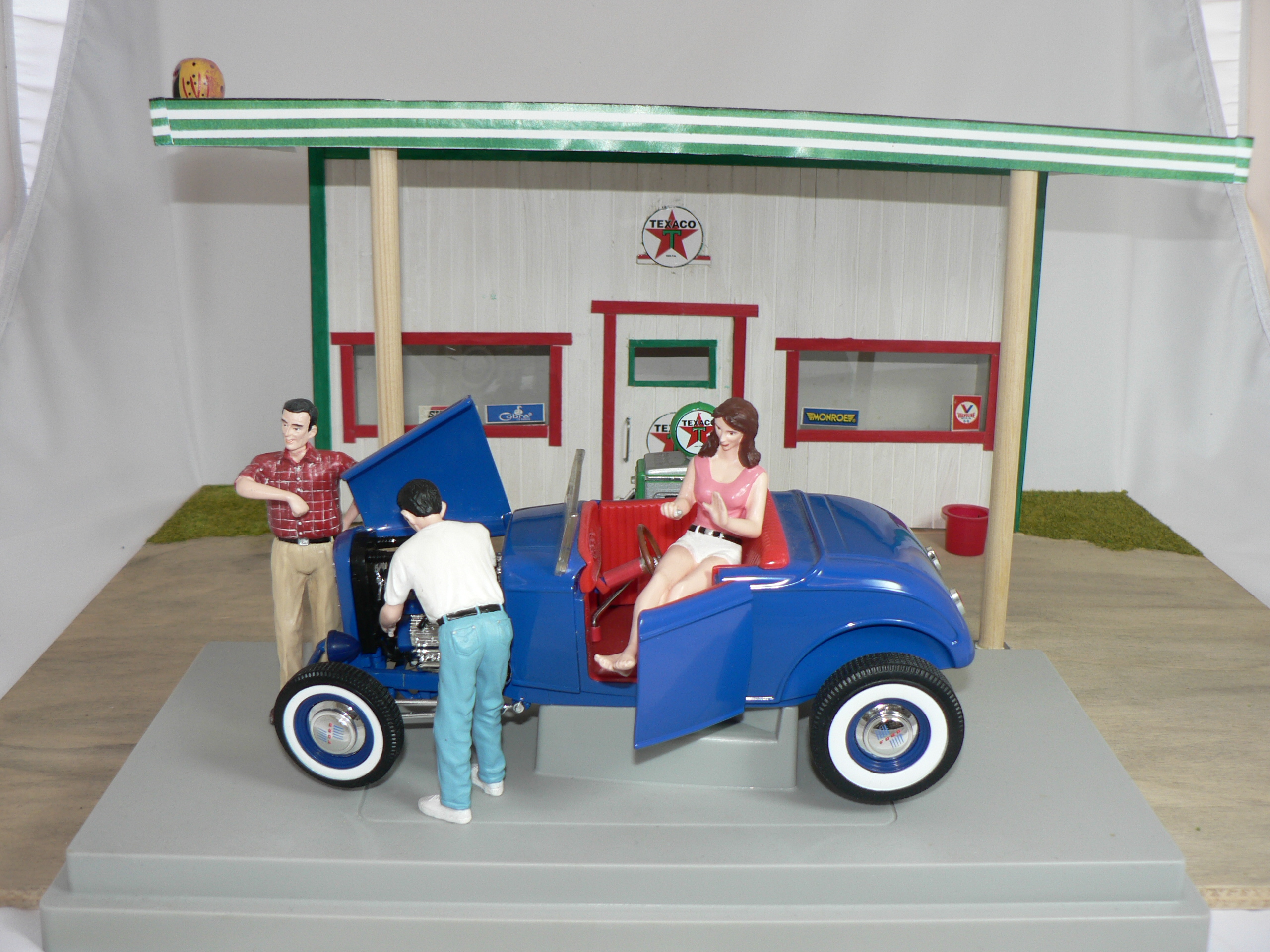Ford  Rod 1932 ( Cruisin Series ) + 3 Figurer 1:18 Ertl