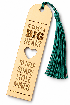 Bokmärke i trä – It takes a big heart | Tackpresent till lärare