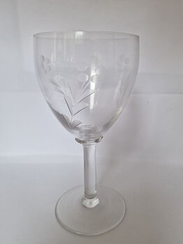 Engraved red wine glass