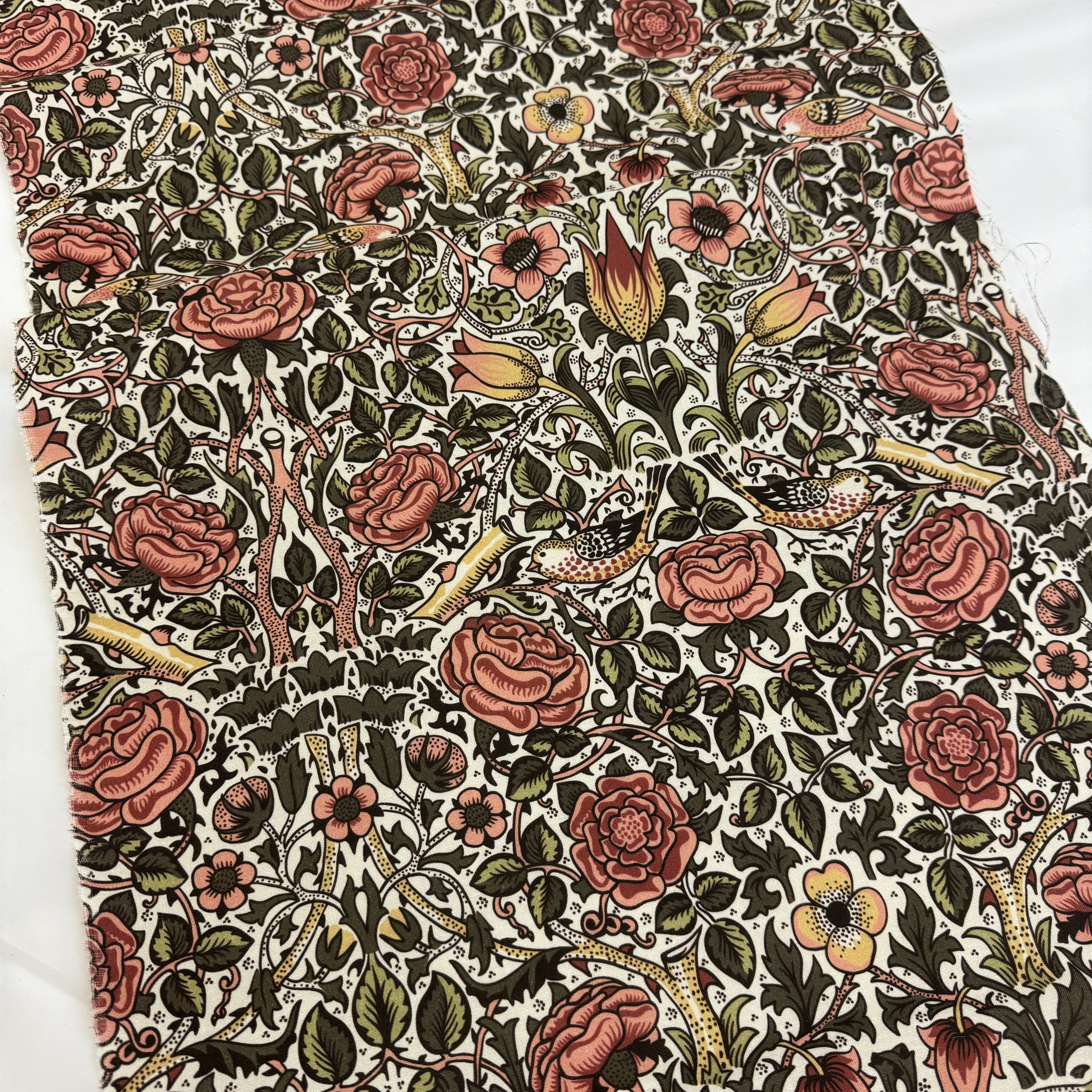 Rosa Blommor & Fåglar Morris Inspirerad Poplin
