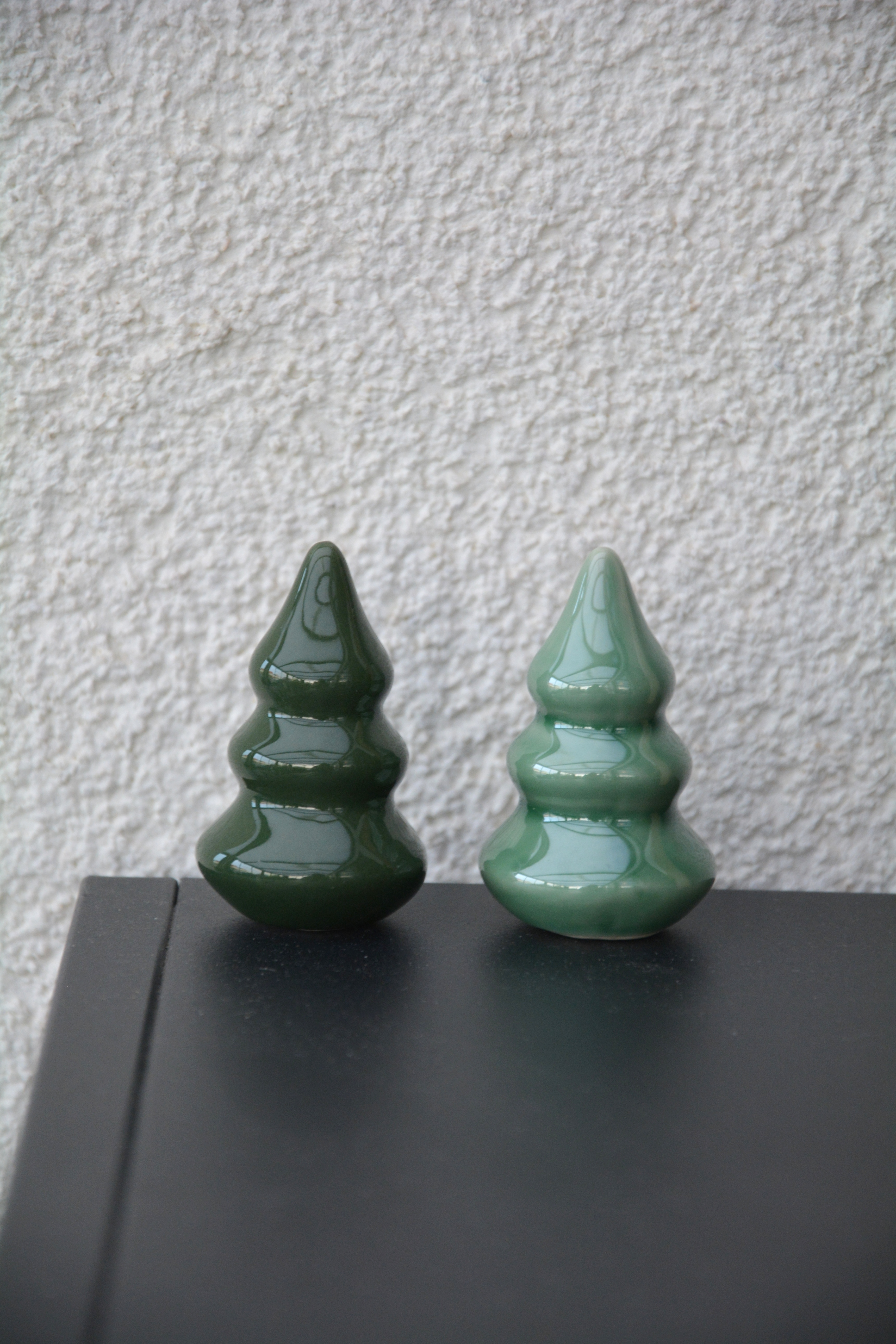 2 st granar i keramik ljusgrön / mörkgrön S 5,5 cm