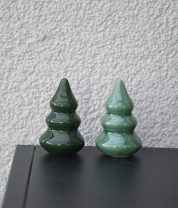 2 st granar i keramik ljusgrön / mörkgrön S 5,5 cm