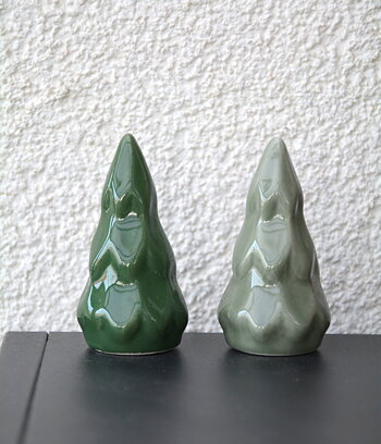 2 st granar i keramik ljusgrön / mörkgrön M 7,5 cm