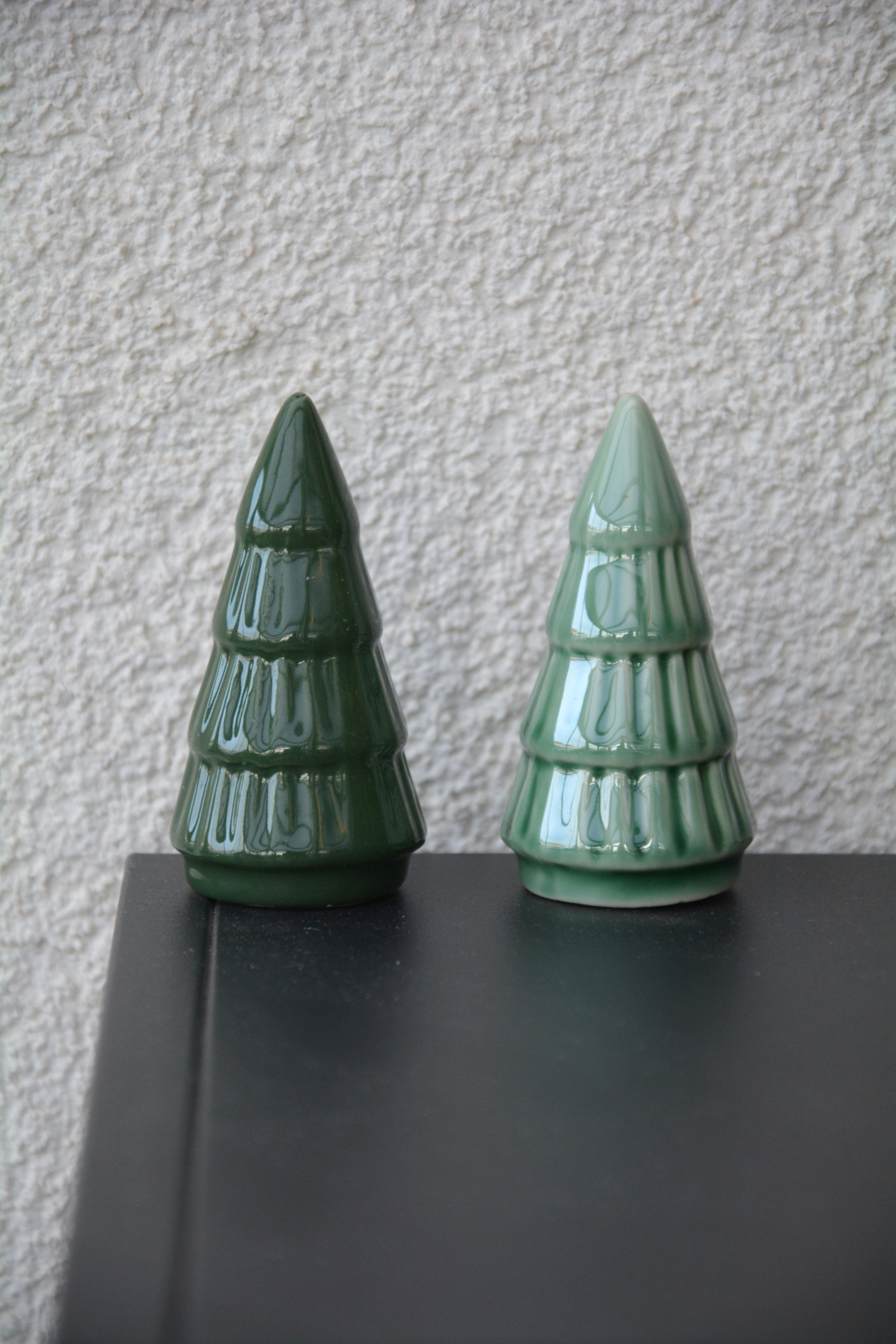 2 st granar i keramik ljusgrön / mörkgrön L 8 cm