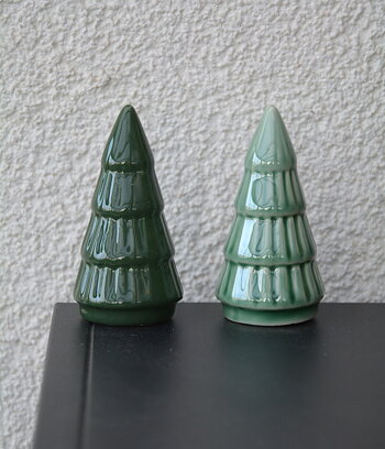 2 st granar i keramik ljusgrön / mörkgrön L 8 cm