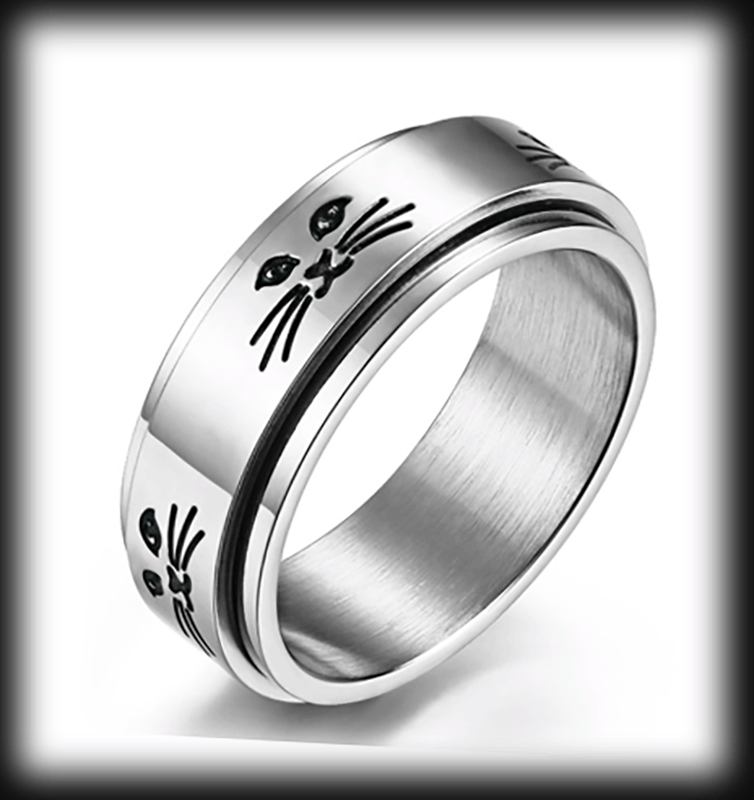 8 mm. En kattring i spinner. ADHD ring i stål.