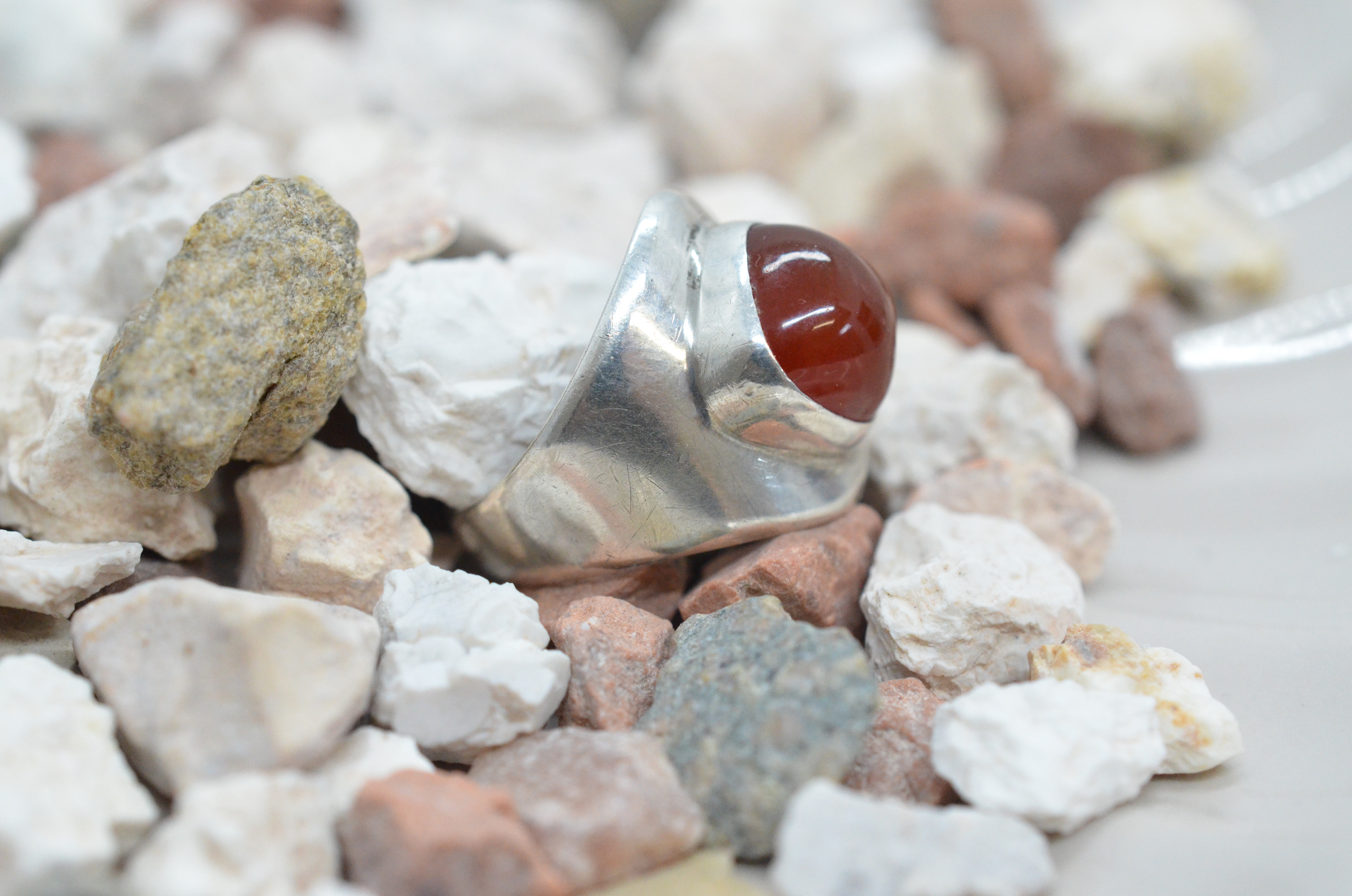 Vintage Gussi silver ring with maroon stone, 1962 - 2