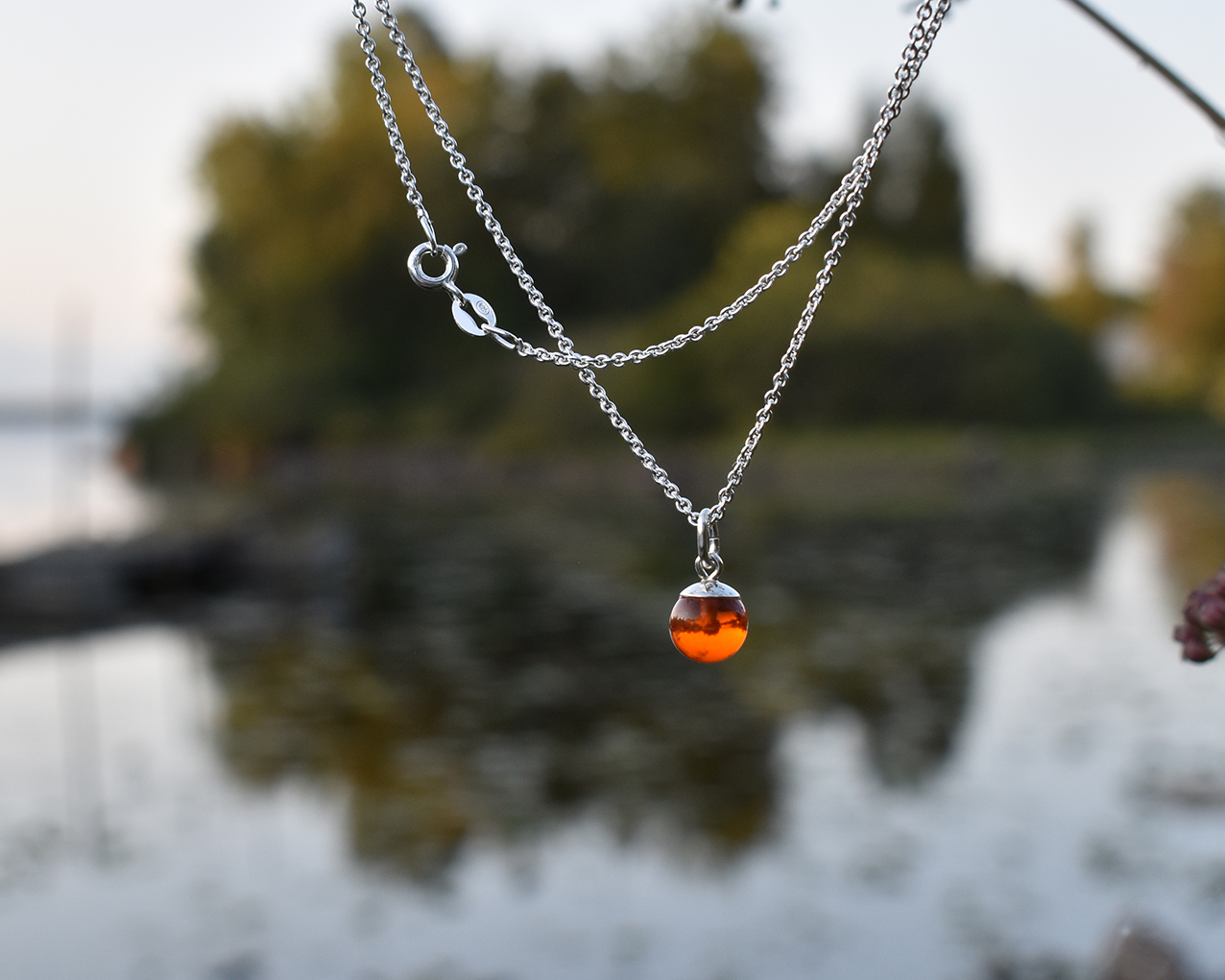 SVALÖ HJORTRON - halsband i brandgult  
