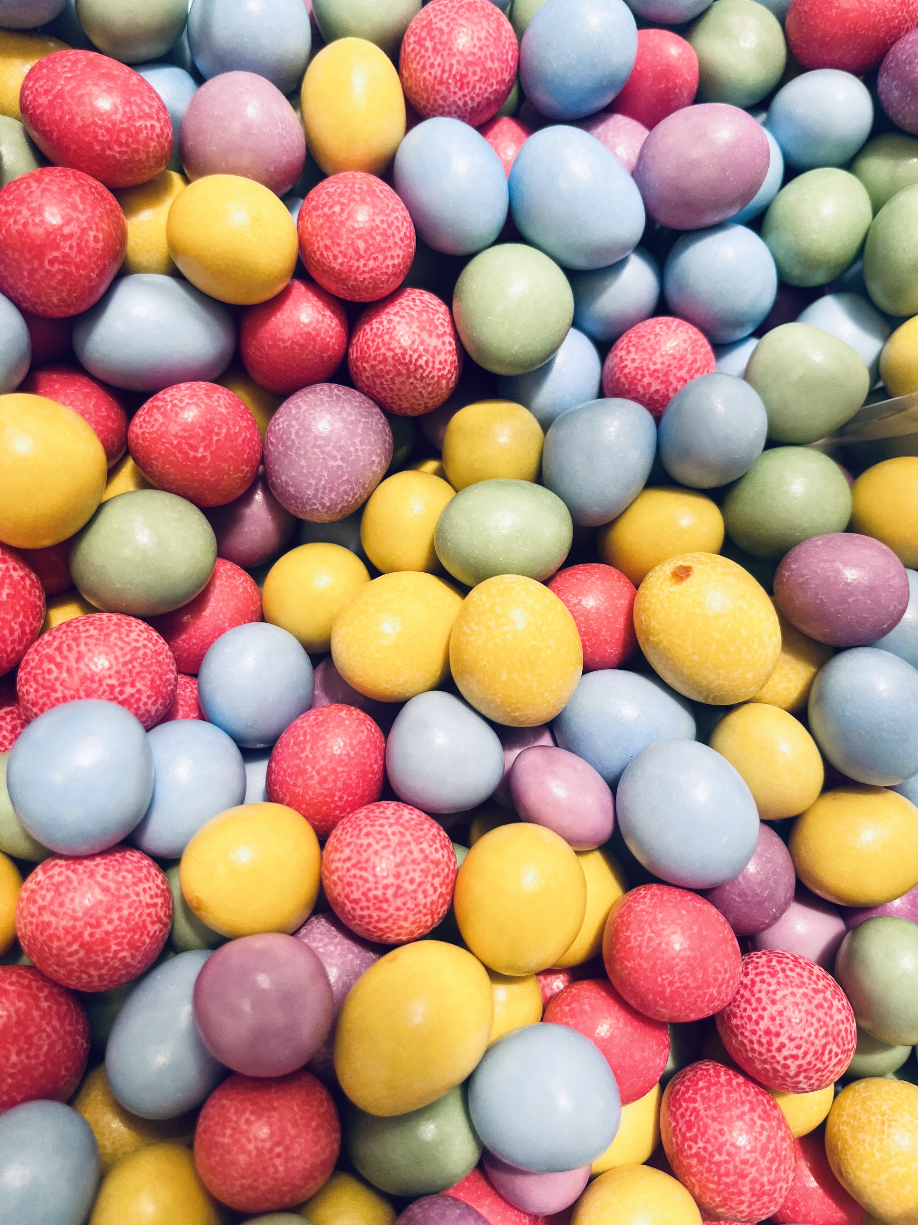 Färgade veganska chokladdoppade jordnötter Sweet P's 4000g