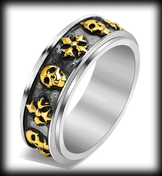 8.4 mm. Guldpläterad spinner ring med dödskallar.