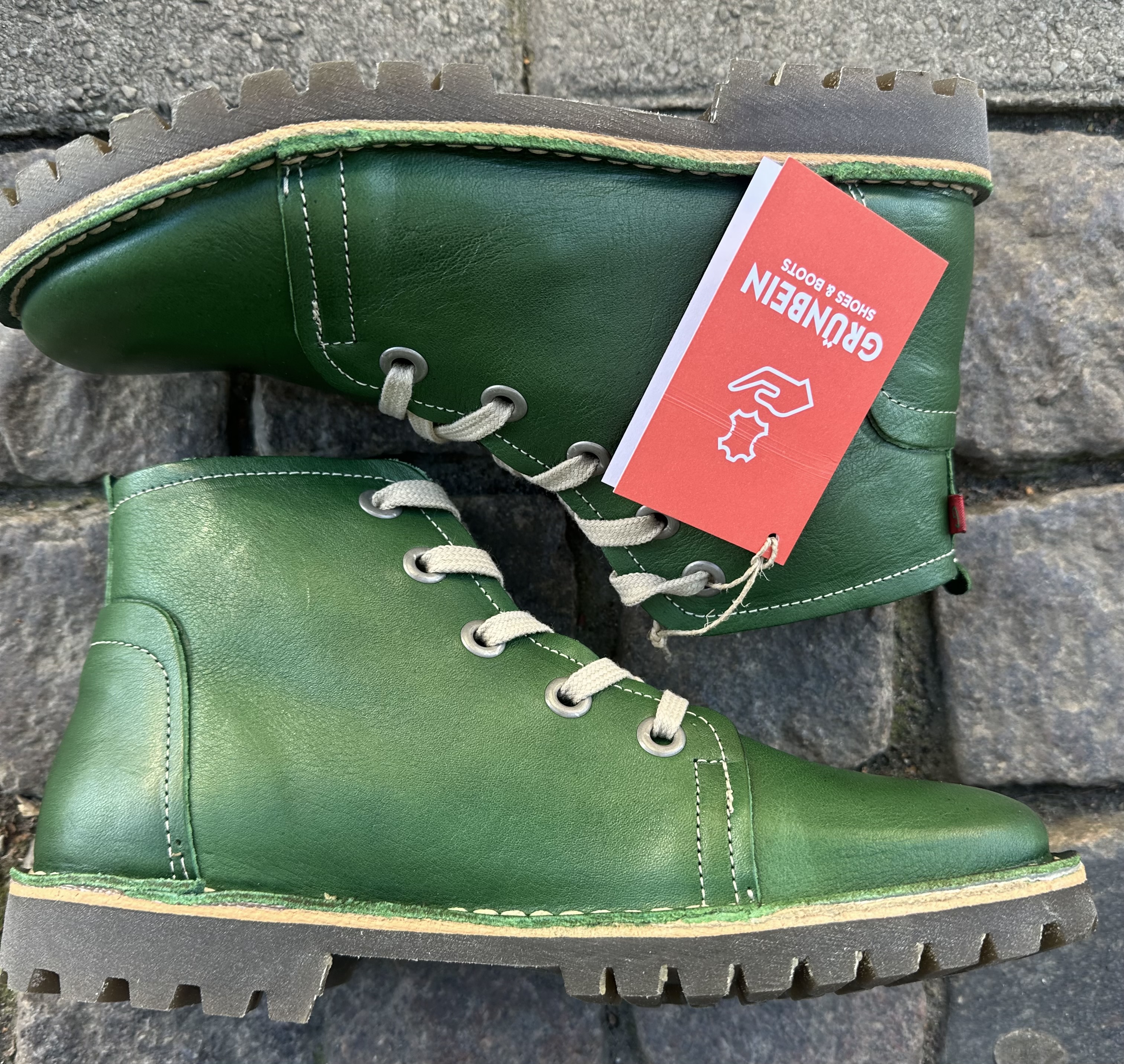 Snörkängor  med traktorsula i naturgarvat  skinn från Grunbein, modell Tessa, grön - 2