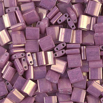 Miyuki Tila glaspärlor i färgen Opaque Dark Orchid Luster TL1867, fyrkantiga 5x5 mm pärlor med två hål, visade i närbild.