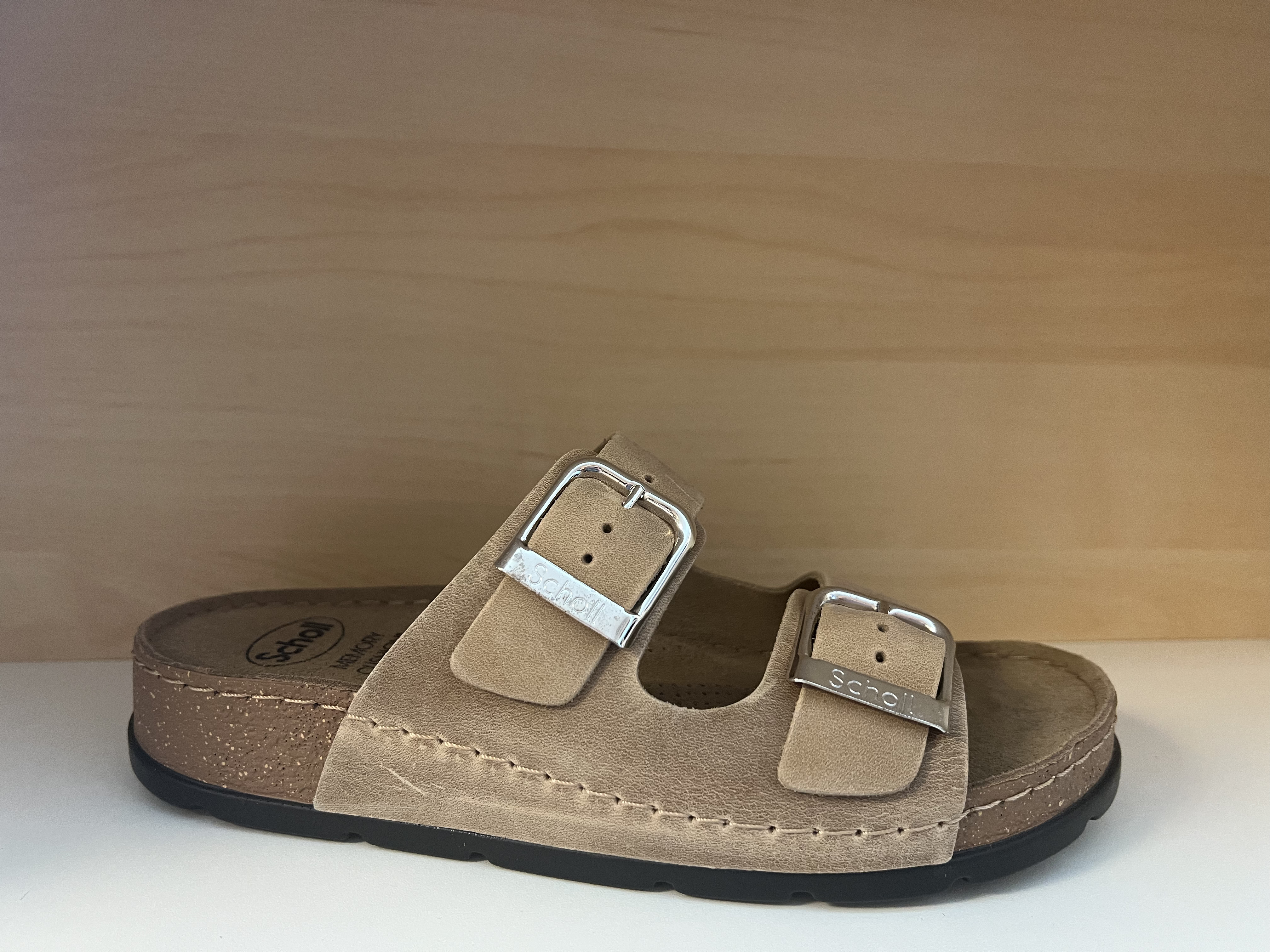 Biosandal Scholls i beige skinn. 
