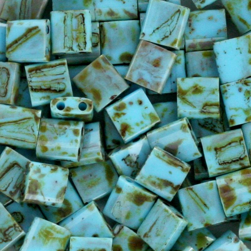 Miyuki Tila glaspärlor i färgen Picasso Opaque Seafoam Green TL4514, fyrkantiga 5x5 mm pärlor med två hål, visade i närbild.