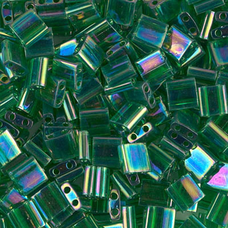 Miyuki Tila glaspärlor i färgen Transparent Green TL0179, fyrkantiga 5x5 mm pärlor med två hål, visade i närbild.