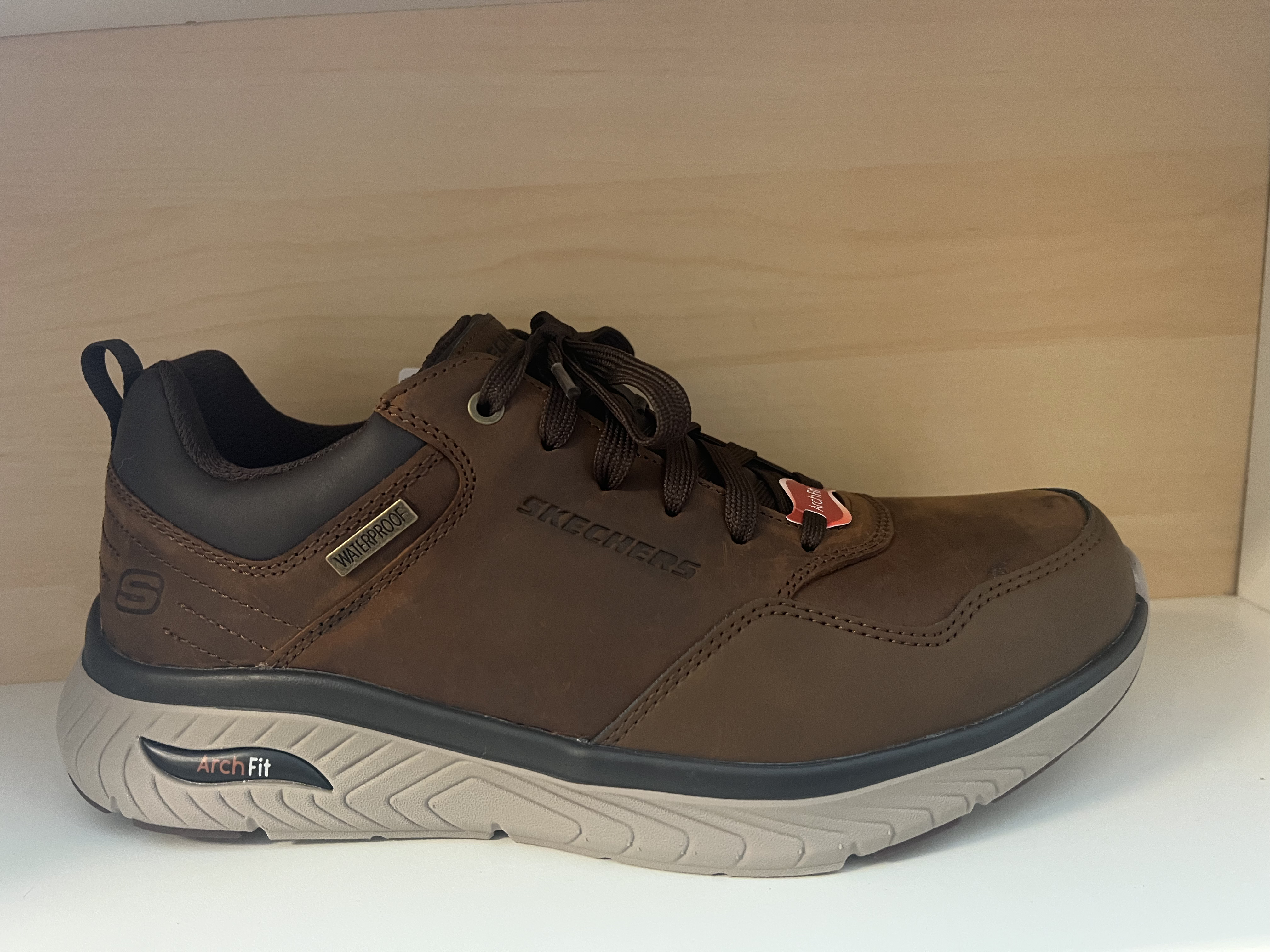 Skechers herrsko i brunt skinn. arch-Fit Crosser. Relaxed Fit (bred läst) Waterproof.