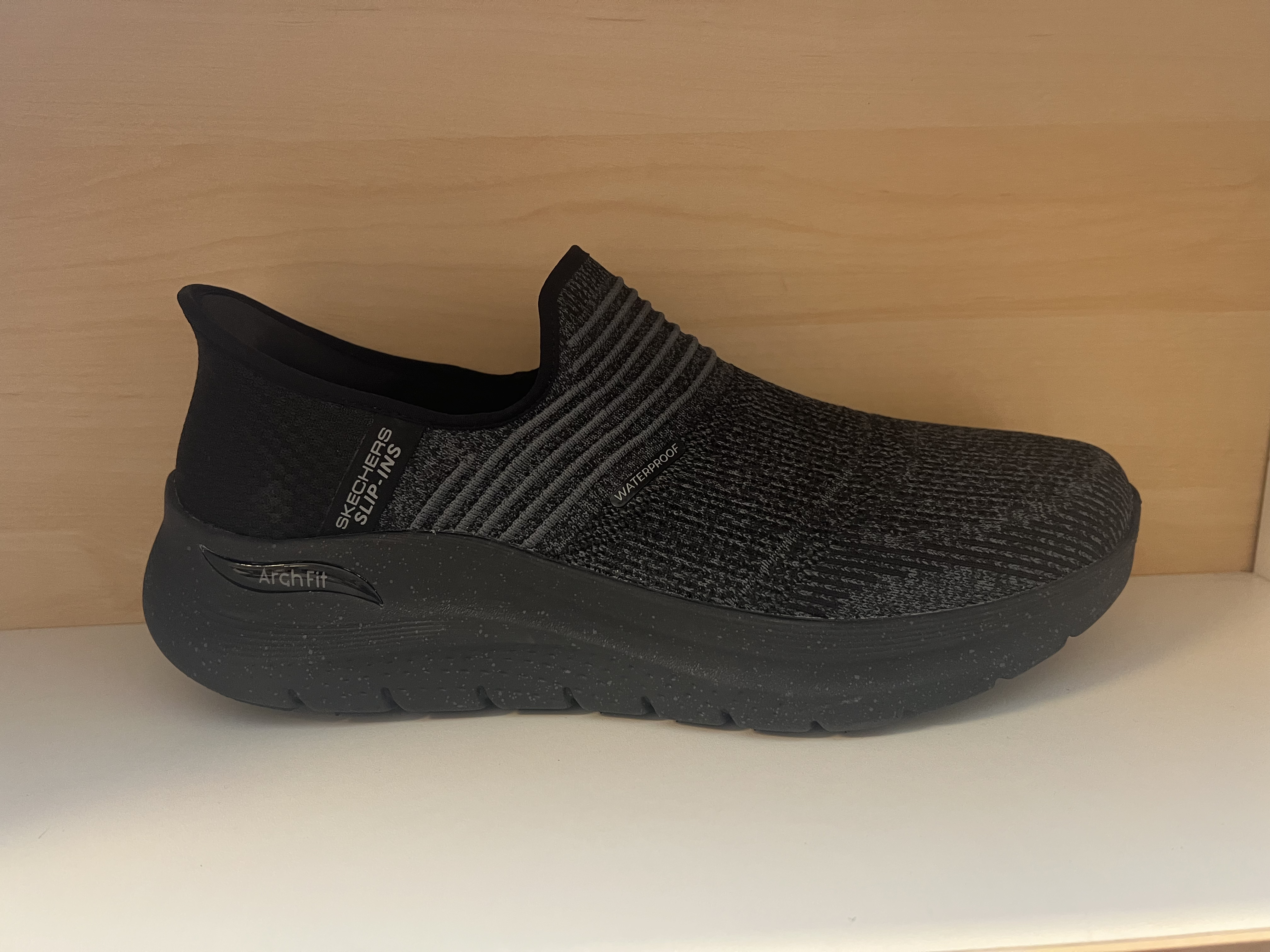 Skechers Herrsko Arch-Fit med Slip-Ins häl. Svart Waterproof.