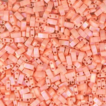 Miyuki Half Tila glaspärlor i färgen Opaque Salmon Luster HTL0596-1, rektangulära 5x2,5 mm pärlor med två hål, visade i närbild.