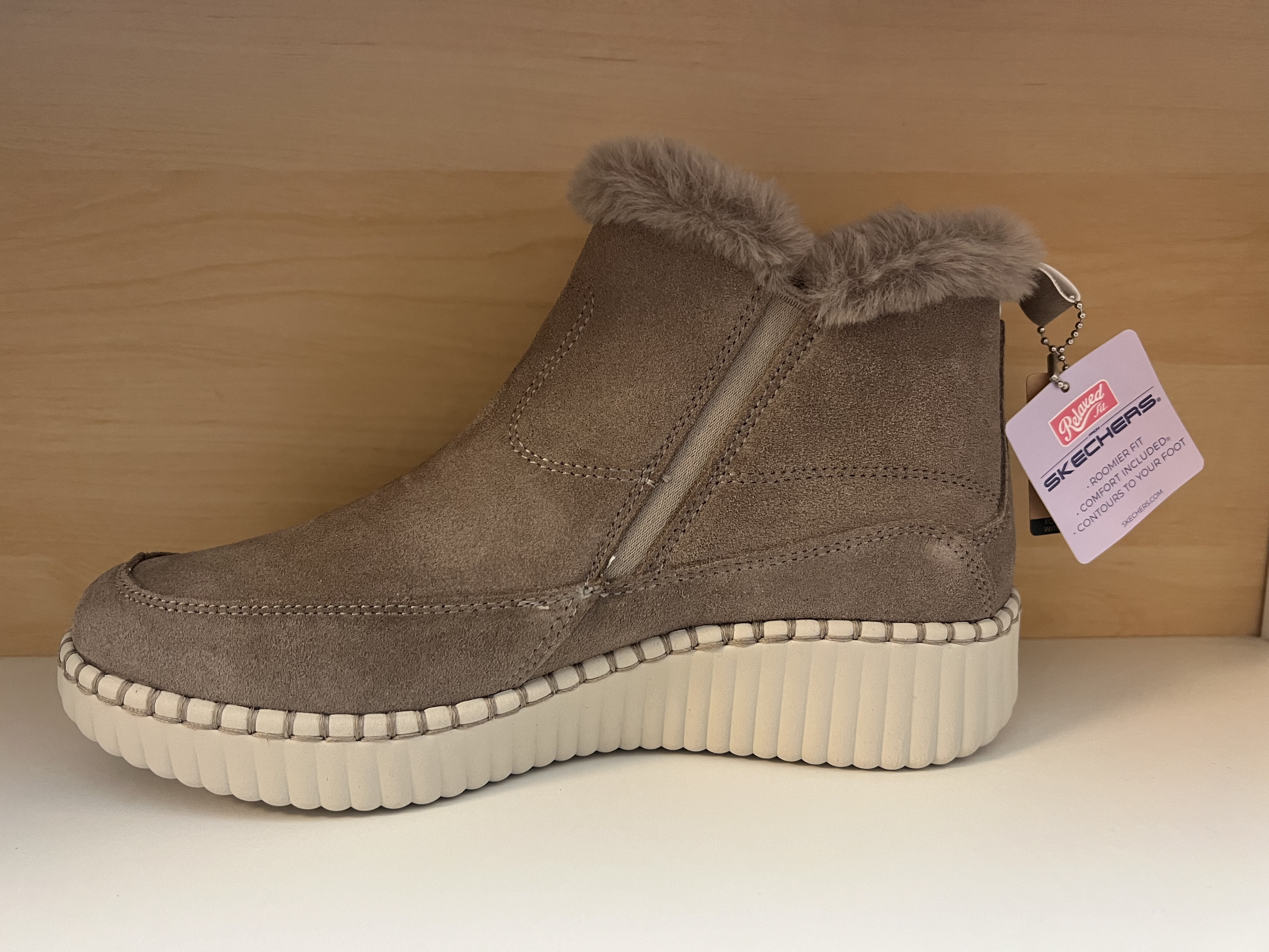 Skechers Damkänga i mocka. Dargkedja på utsidan. Memory Foam. - 2