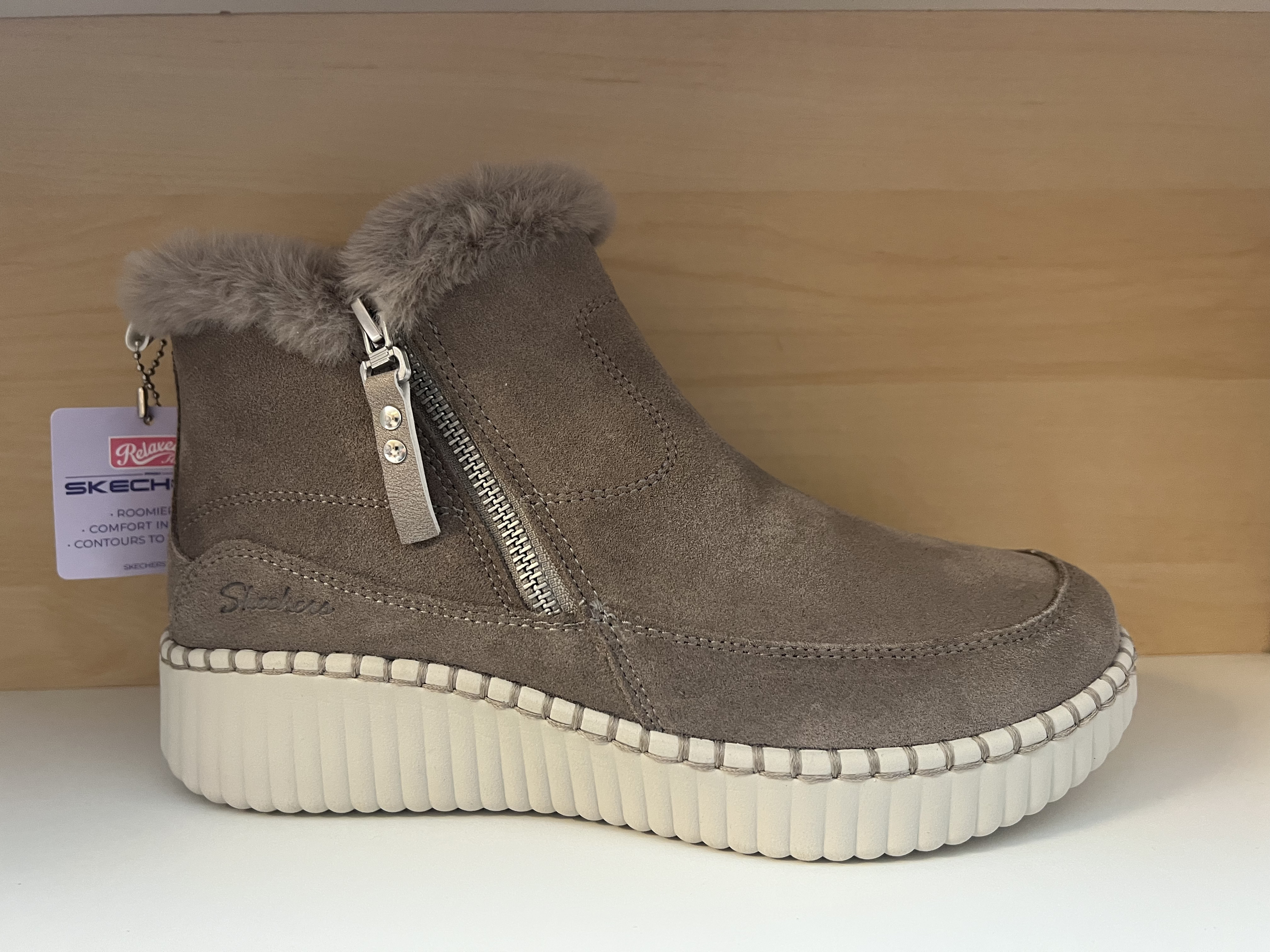 Skechers Damkänga i mocka. Dargkedja på utsidan. Memory Foam.