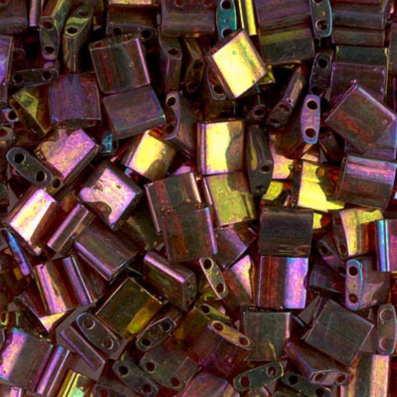 Miyuki Tila glaspärlor i färgen Rose Gold Luster TL0301, fyrkantiga 5x5 mm pärlor med två hål, visade i närbild.