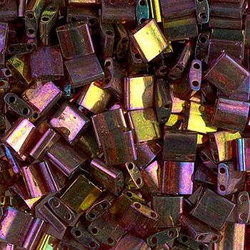 Miyuki Tila glaspärlor i färgen Rose Gold Luster TL0301, fyrkantiga 5x5 mm pärlor med två hål, visade i närbild.