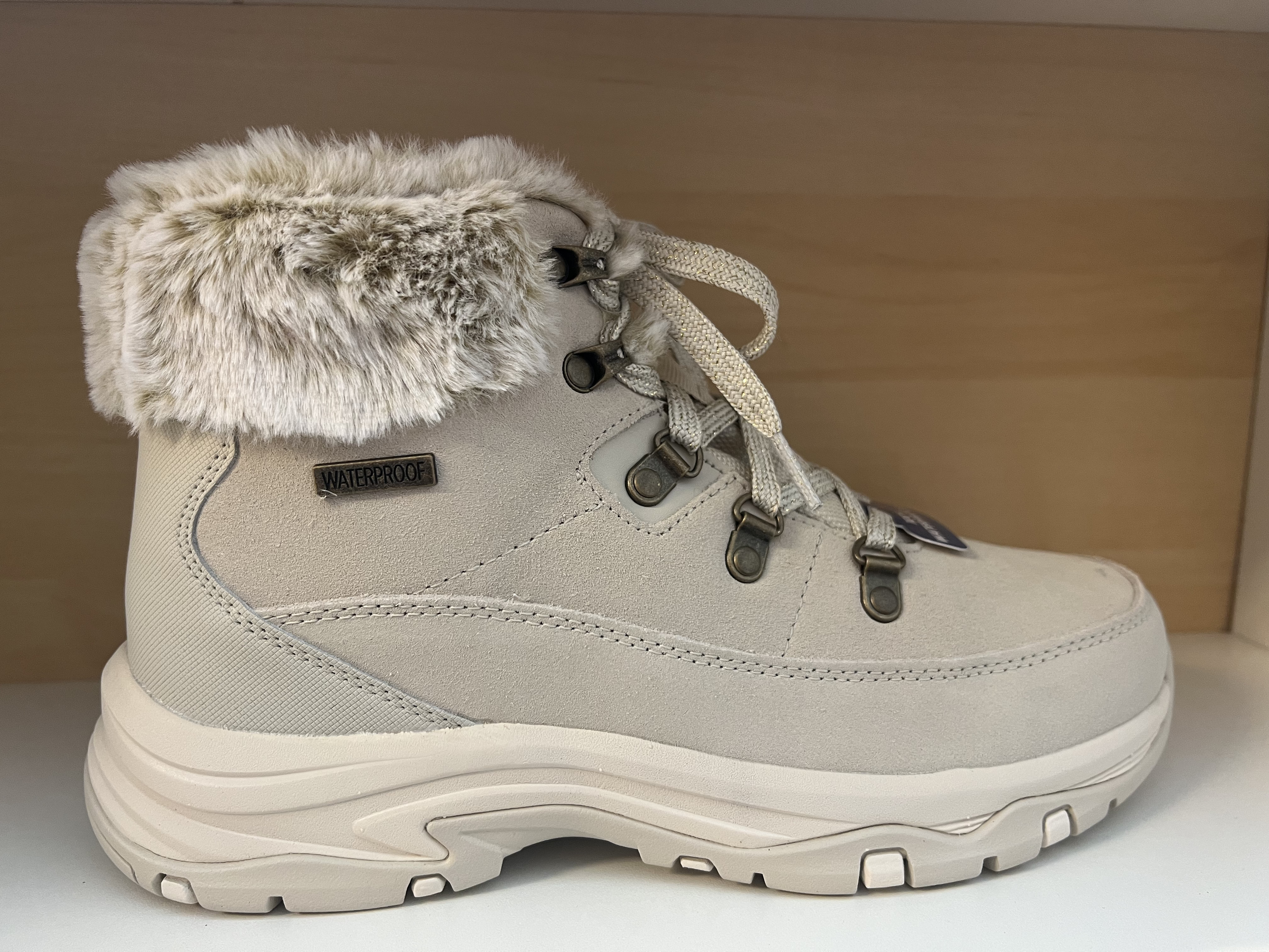 Skechers Damkänga i ljusbeige skinn. Snörning,  fodrad.  Anti-slip yttersula Memory Foam innersula. Wateproof.